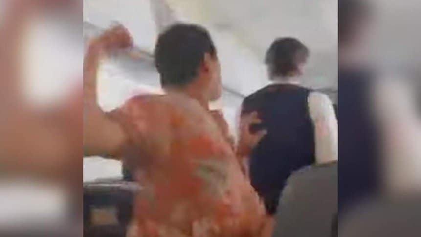 Passageiro agressão comissário voo American Airlines FBI agredir