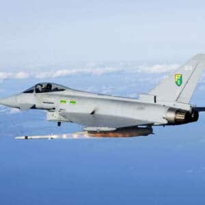 Caça Eurofighter Typhoon da RAF disparando um míssil ar-ar ASRAAM