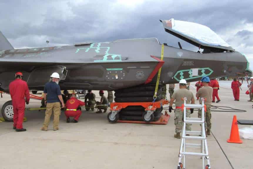 Mecânicos erguendo o F-35 com colchões de ar, simulando acidentes com o trem de pouso frontal.