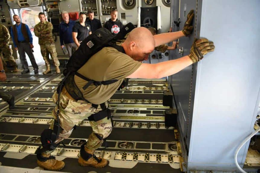 Militares da USAF usando exoesqueleto para movimentação de cargas