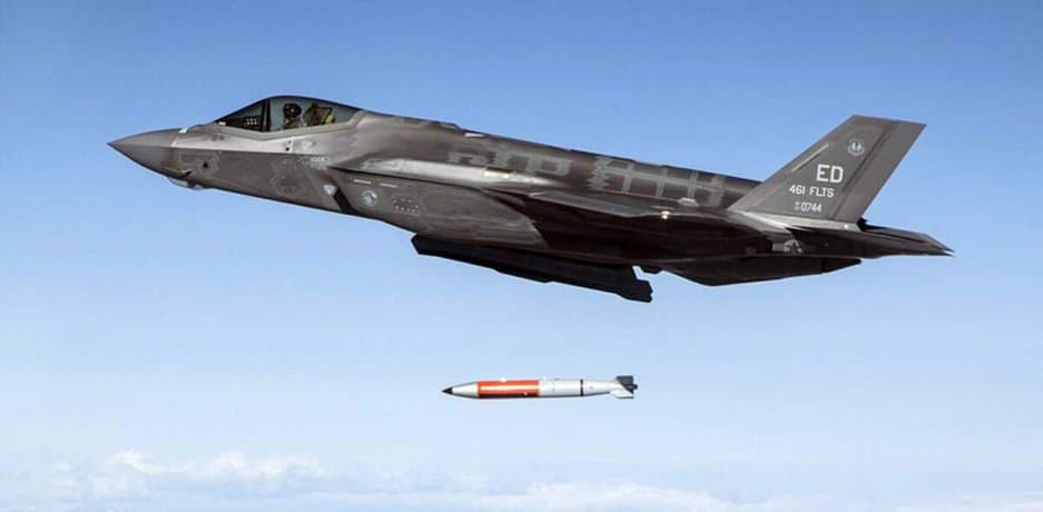 Caça stealth F-35A stealth lançando uma versão de testes da bomba nuclear tática B61-12.