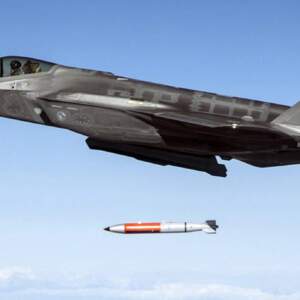Caça stealth F-35A stealth lançando uma versão de testes da bomba nuclear tática B61-12.