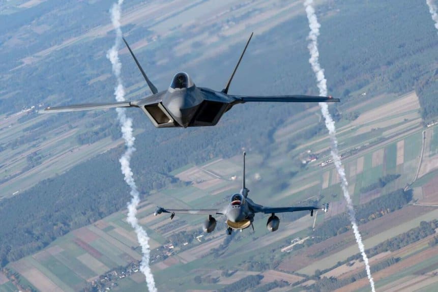 Caças F-22 dos EUA e F-16 da Polônia durante treinamento e demonstração de força da OTAN