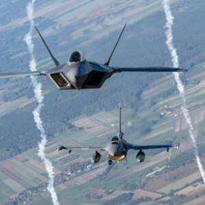 Caças F-22 dos EUA e F-16 da Polônia durante treinamento e demonstração de força da OTAN