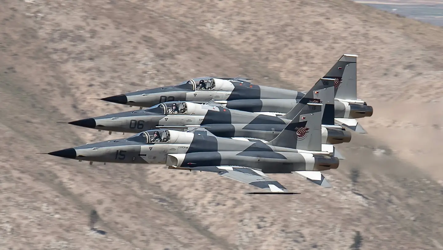 Três caças F-5AT da Tactical Air Support com o TacIRST instalado