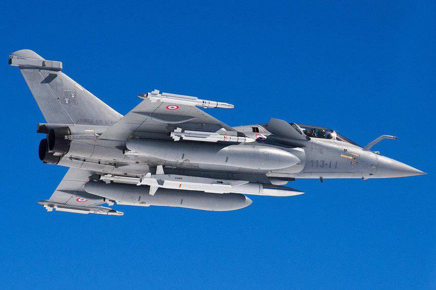 Caça Dassault Rafale portando o míssil nuclear ASMP-A