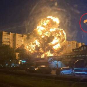 Bola de fogo em prédio residencial de Yeysk após queda de caça Su-34 russo