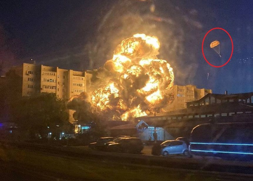 Bola de fogo em prédio residencial de Yeysk após queda de caça Su-34 russo