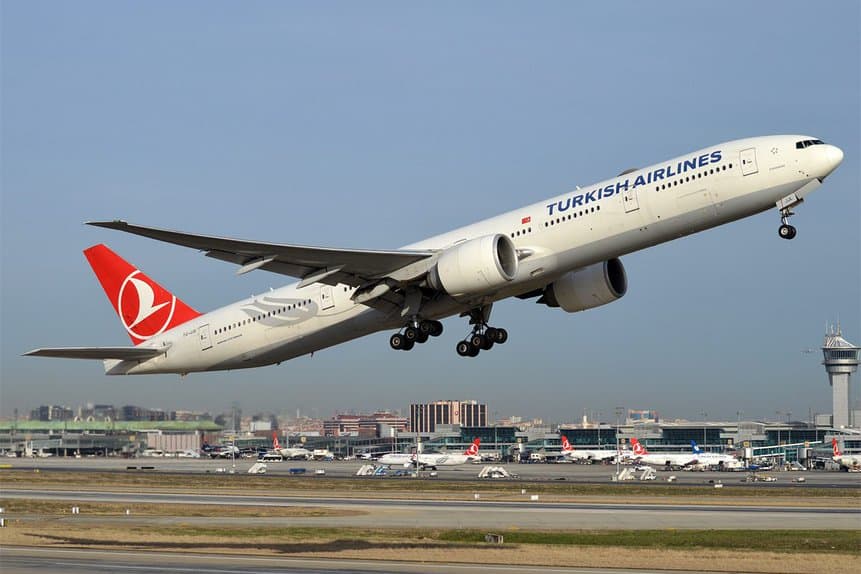 Turkish Airlines homem passageiro moder pé briga voo desviado