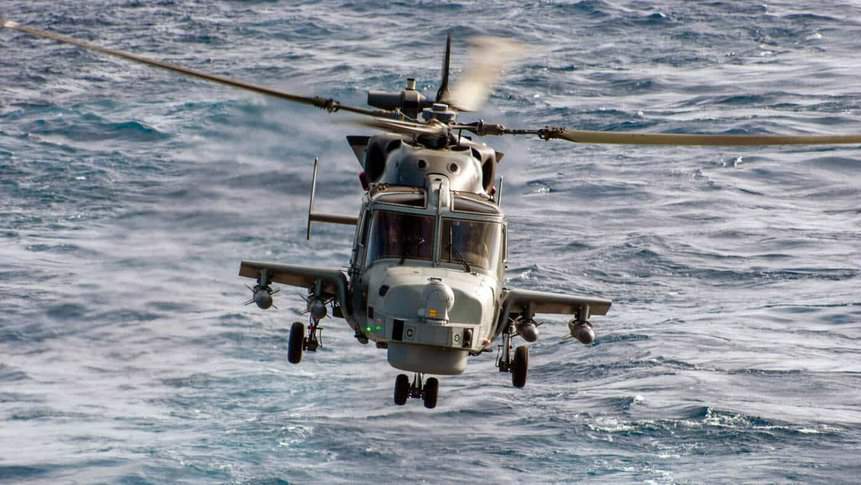 Helicóptero Wildcat HMA2 com quatro mísseis antinavio Sea Venom.