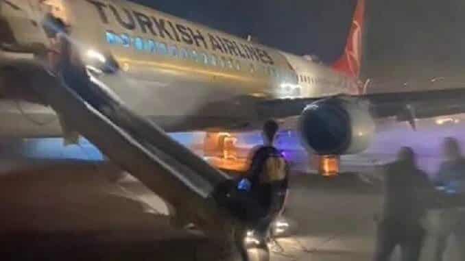 Boeing 737 Turkish Airlines incêndio trem de pouso