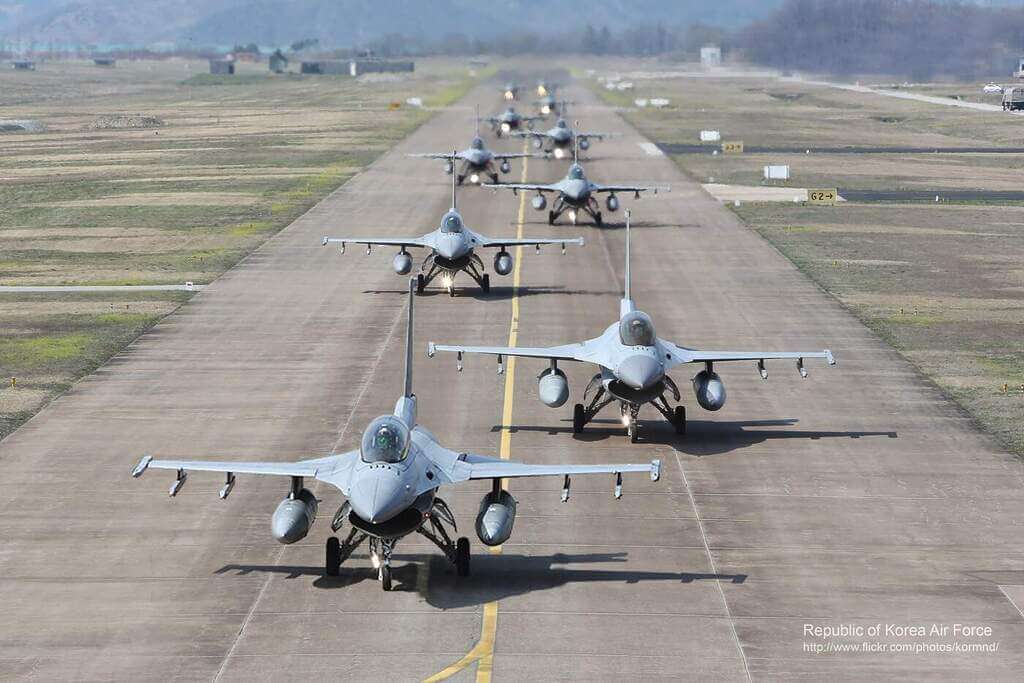 Elephant Walk com caças F-16 sul-coreanos.