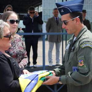 Família do Major Aviador Edson Luiz Chiappetta recebeu uma bandeira do Brasil como gesto de gratidão.