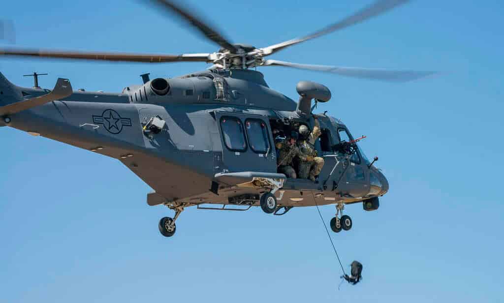 Lançamento de linha para inserção/extração de tropas por rapel. Foto: USAF.