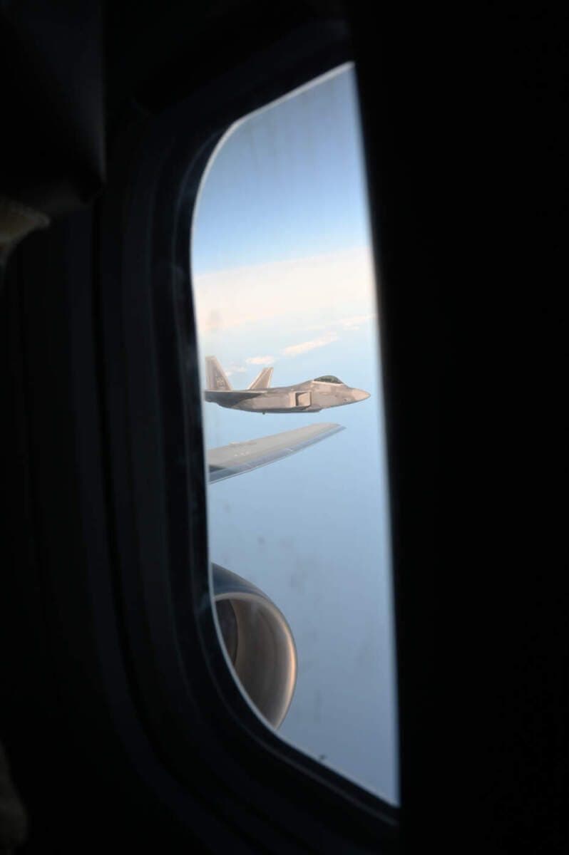 Um dos caças stealth F-22 Raptor reabastecidos pelo KC-46 da USAF durante a missão de 36 horas.