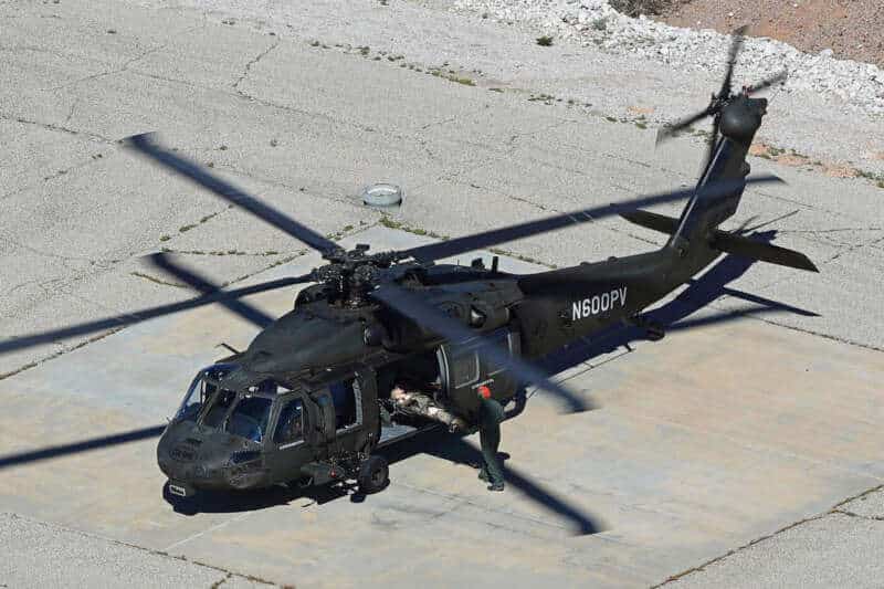 Manequim sendo embarcado no helicóptero Black Hawk autônomo.