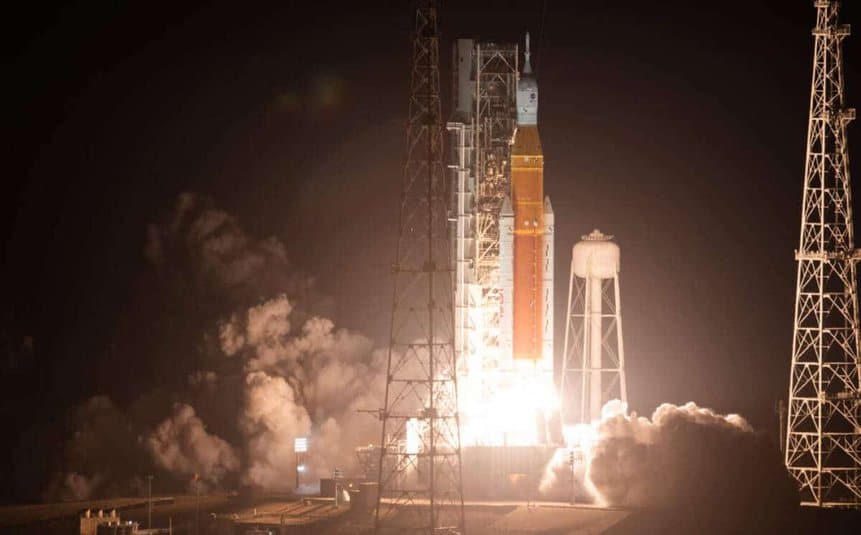 Lançamento da missão Artemis I, marcando a primeira decolagem do foguete SLS da NASA. Foto: NASA/Divulgação.