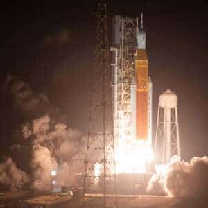 Lançamento da missão Artemis I, marcando a primeira decolagem do foguete SLS da NASA. Foto: NASA/Divulgação.