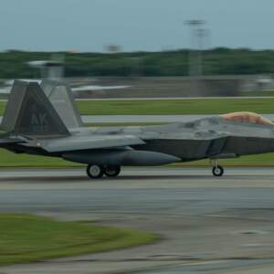 Caça stealth F-22 Raptor da Força Aérea dos EUA pousando na Base Aérea de Kadena, no Japão