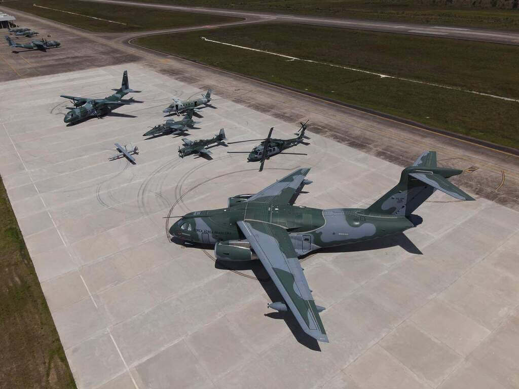 Aeronaves KC-390, H-60L, A-29, RQ-450, A-1M, C-95M e C-105 reunidas no pátio da BASM durante o Exercício Tínia 2022.