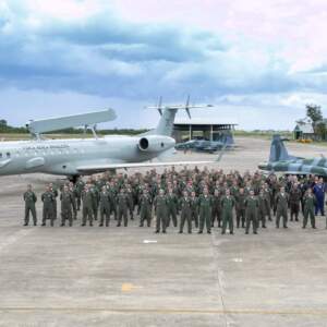 Militares se reúnem na frente do E-99 e F-5EM na Base Aérea de Canoas na abertura do Exercício Escudo-Tínia.