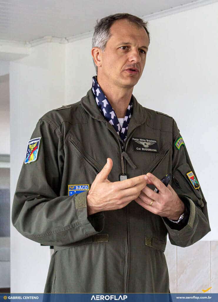 Coronel Marcelo Zampier Bussmann da FAB explicando ações durante o Exercício Conjunto Escudo-Tínia.