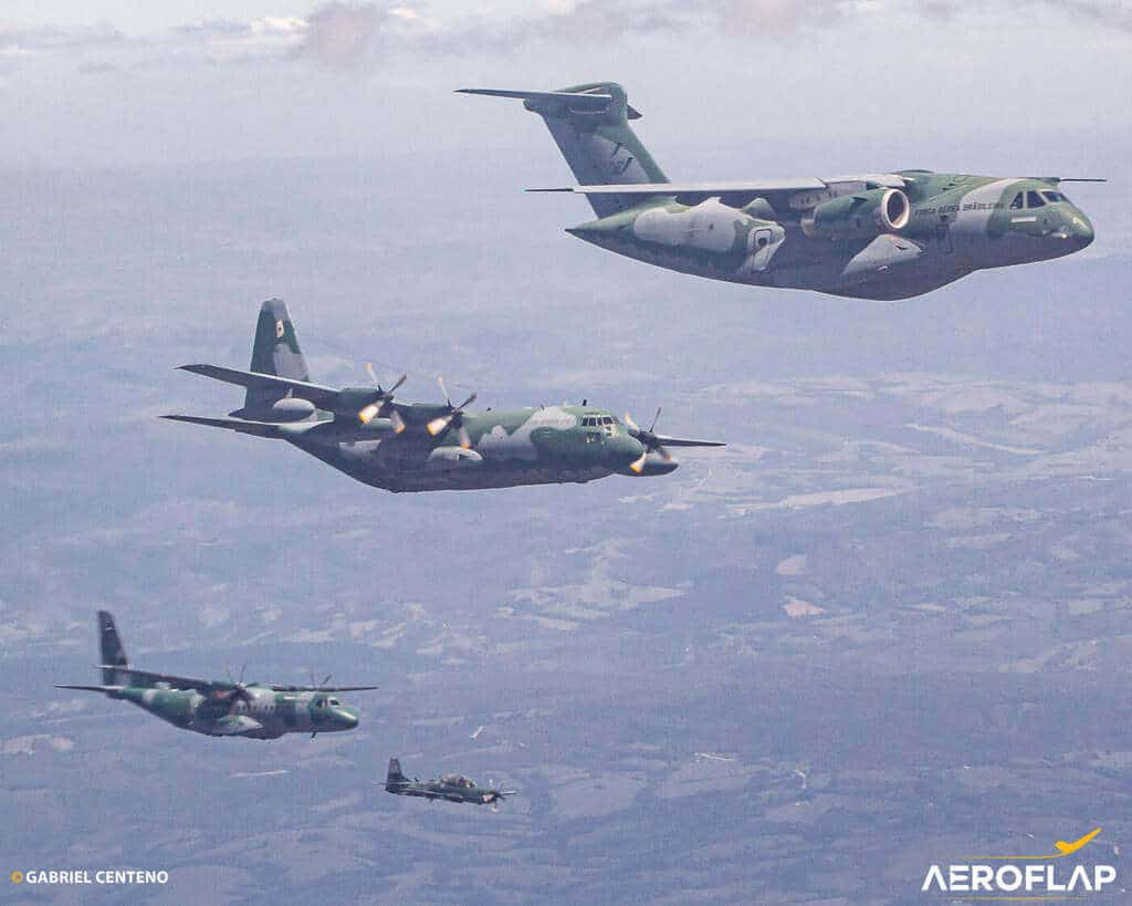 KC-390 liderando a formação de KC-130, C-105 e A-29 durante o Media Flight do treinamento no Rio Grande do Sul.