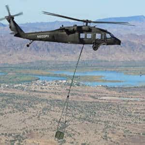 Helicóptero Sikorsky S-70 UH-60 Black Hawk sem pilotos demonstra transporte de carga externa.