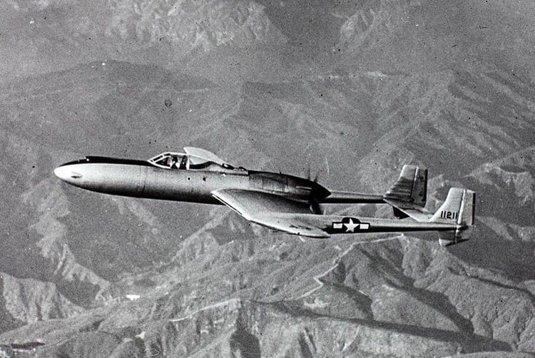Com um design estranho, o Vultee XP-54 voou pela primeira vez em 1943. O projeto de avião de caça teve seu financiamento cancelado pelo Exército.