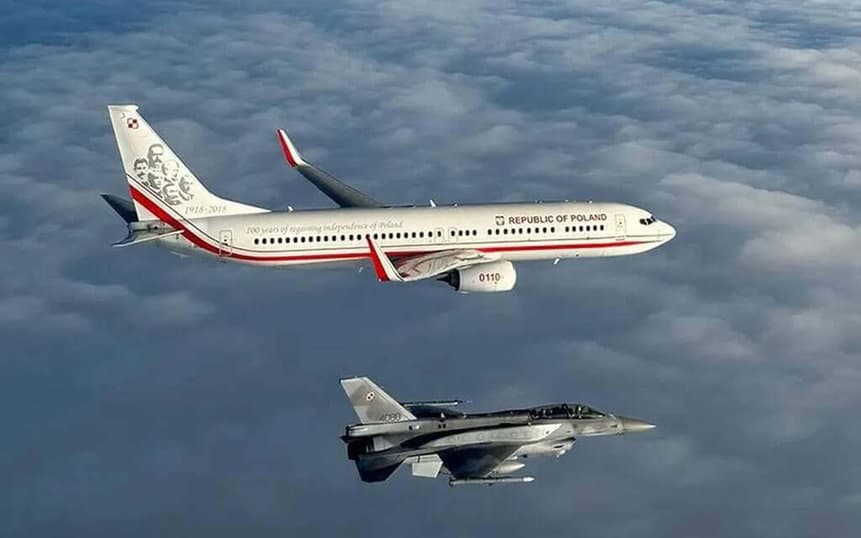 Polish Air Force F-16D fighter escorting the Boeing 737 with the Polish national football team during the trip to the World Cup in Qatar.