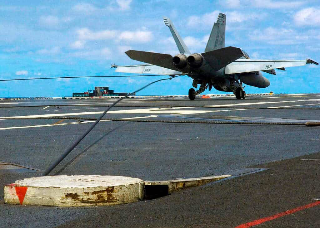 Caça F/A-18 Super Hornet capturando o cabo de aço do porta-aviões com o gancho de cauda. Foto: Marinha dos EUA.