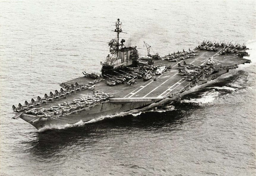 O porta-aviões USS Midway lotado de aviões, incluindo os F-5, após o "resgate" na Tailândia.