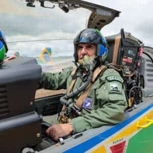 Prestes a deixar o cargo encerrando sua carreira, Tenente Brigadeiro Carlos de Almeida Baptista Jr. se tornou o primeiro comandante da FAB a voar com a Esquadrilha da Fumaça.