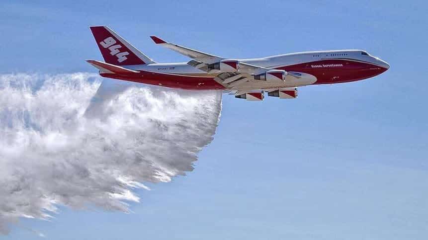 Capaz de transportar y liberar casi 75 litros de agua o retardante, el Boeing 747-400 Supertanker es el avión de extinción de incendios más grande de todos los tiempos.