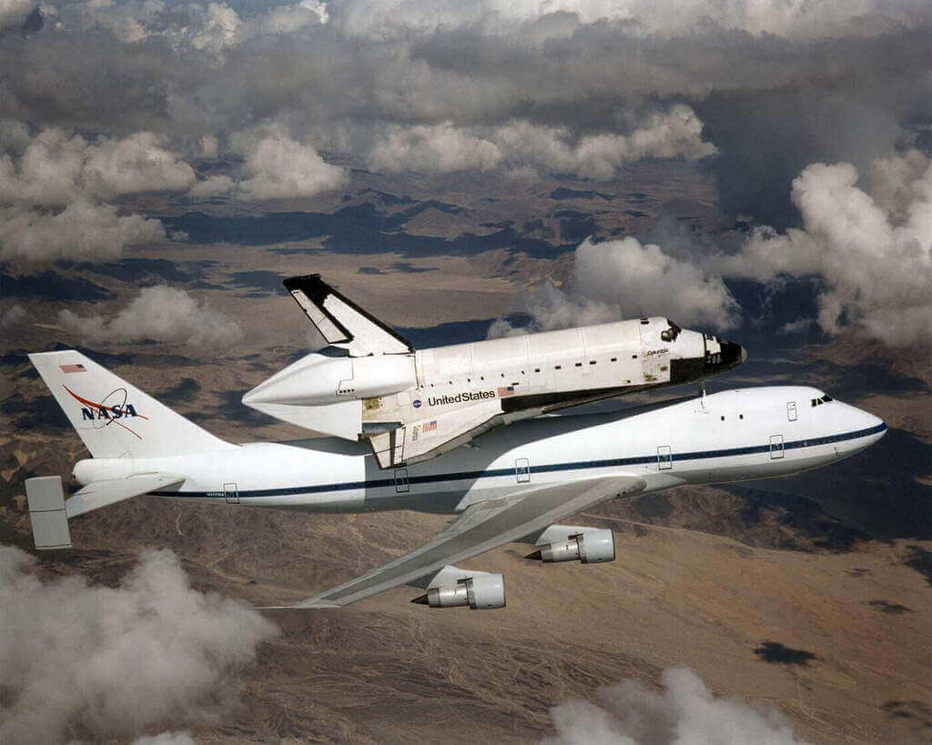 O Boeing 747 N905NA Shuttle Carrier Aircraft (SCA) transportando o Ônibus Espacial Columbia em março de 2001. Foto: NASA.
