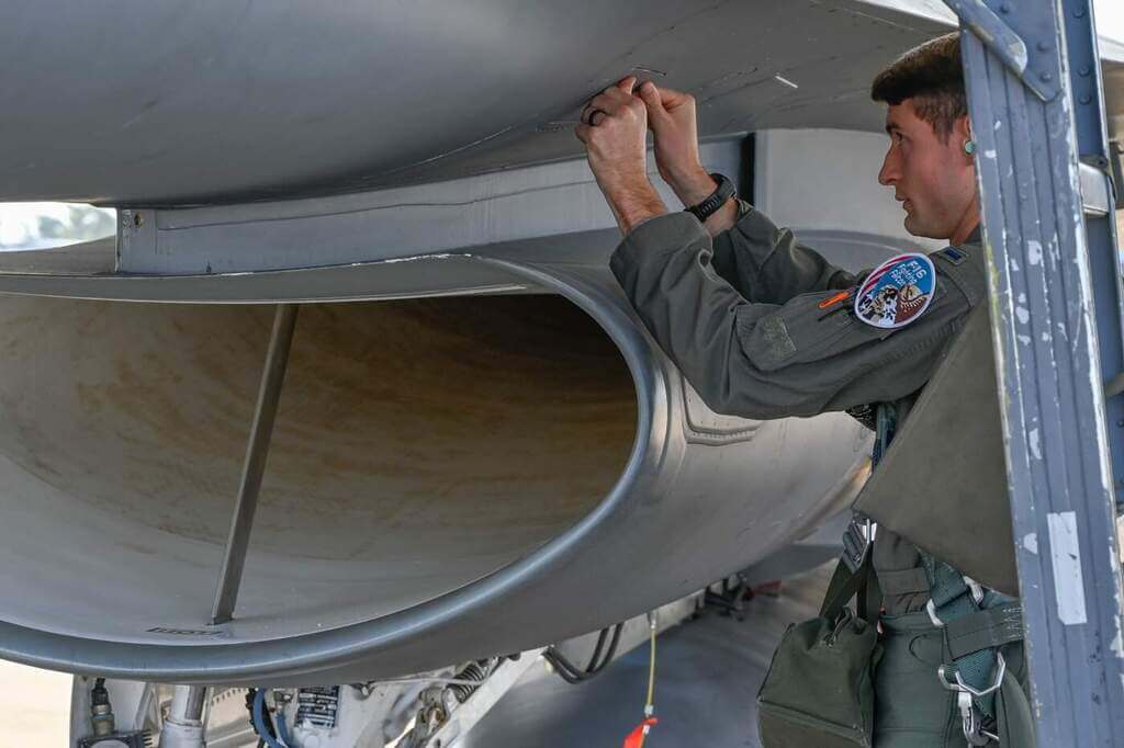 O Tenente Thomas preparando-se para voar ao lado de seu pai, Tenente Coronel Thomas, em um F-16D