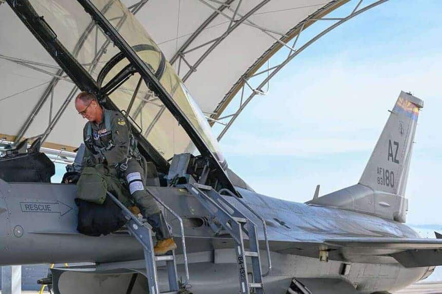 O Tenente-Coronel Joseph Thomas guarnecendo o assento dianteiro do F-16D, prestes a voar com seu filho.