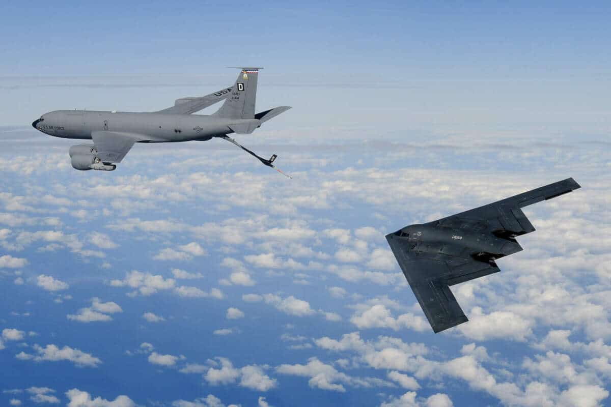 Avião-tanque KC-135 e bombardeiro stealth B-2 durante treinamento na Europa em 2019