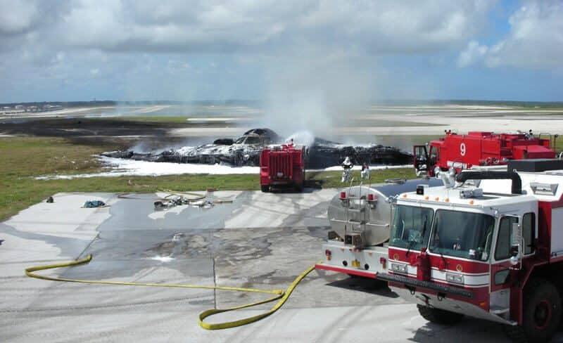 Restos do B-2 "Spirit of Kansas" destruído em um acidente em Guam, 2008. Foto: USAF.