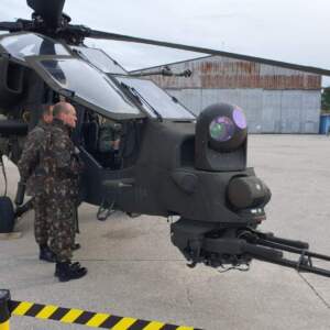 Grupo de oficiais do Comando de Operações Terrestres (COTER) do Exército Brasileiro (EB) esteve no 5º Regimento de Aviação do Exército Italiano, onde conheceram os helicópteros NH-90 e A129 Mangusta. Foto: COTER.