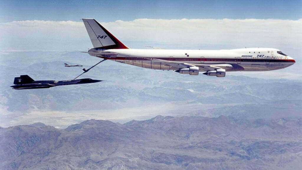 El Boeing KC-747 durante las pruebas de reabastecimiento de combustible con el legendario SR-71 Blackbird.