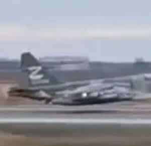 Jato de ataque ao solo Sukhoi Su-25 Frogfoot pousa de barriga em base aérea russa. A letra Z, símbolo da Rússia, indica que a aeronave estava no conflito com a Ucrânia.
