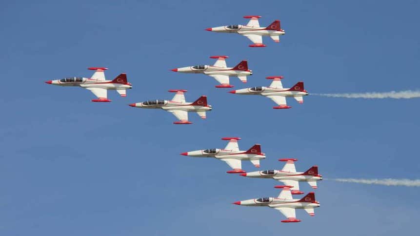 Equipe de demonstração aérea Turkish Stars, da Turquia, usa caças F-5 Freedom Fighter.