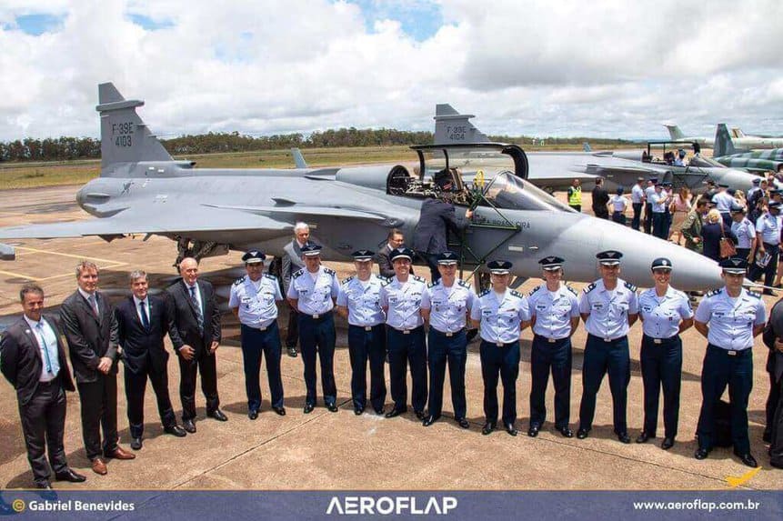 Autoridades civis e militares na cerimônia de introdução ao serviço militar dos F-39 Gripen,