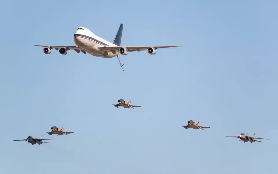 El último 747 de reabastecimiento permanece en servicio con la Fuerza Aérea de Irán. En la foto se ve la aeronave con tres cazas F-4 Phantom II y F-14 Tomcat. Foto vía Reddit.