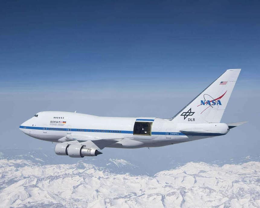 O 747SP do Programa SOFIA sobrevoando a cordilheira da Serra Nevada, na Califórnia. Telescópio voador ajudou a achar água na Lua. Foto: NASA.