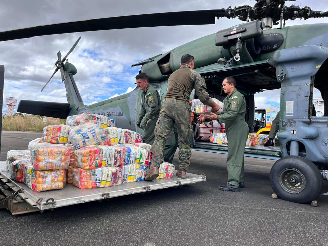 FAB emprega helicópteros H-60 Black Hawk e aviões C-98 Caravan no transporte de alimentos aos indígenas em território Yanomami. FAB/Divulgação.