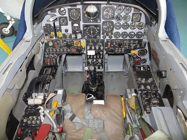 Aeronave F-5 ainda possui todos os instrumentos analógicos originais. Foto: Code 1 Aviation.