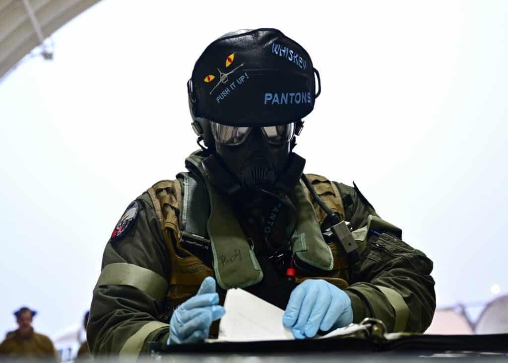 Equipe de militares, especialistas e representantes da Força Aérea dos EUA participaram de avaliação conjunta de novas técnicas, táticas e procedimentos contra guerra química na Base Aérea de Kunsan, na Coreia do Sul. Foto: USAF.