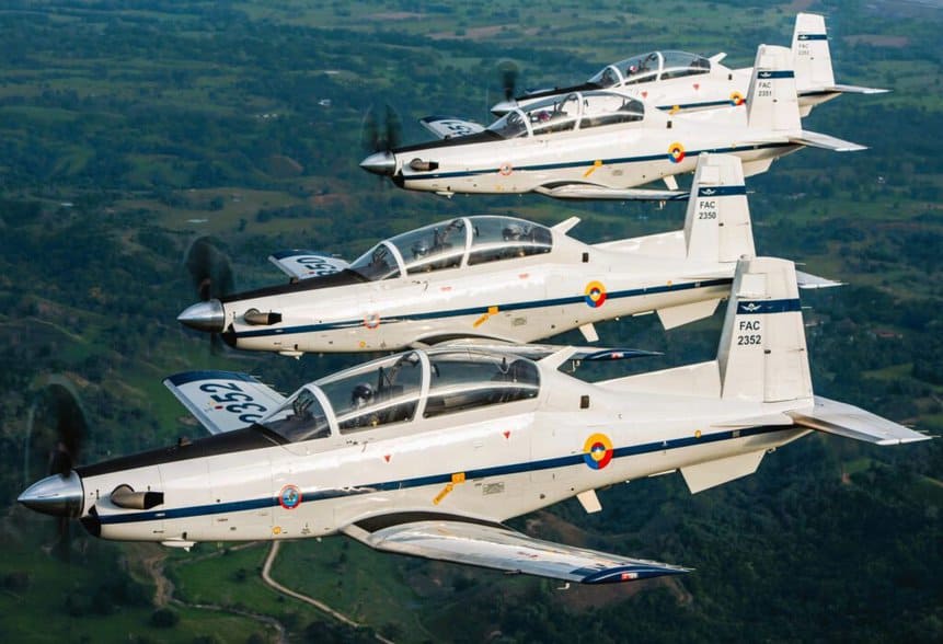 Colômbia deseja ter uma frota total de 24 treinadores Textron T-6C Texan II. Foto: FAC/Cees-Jan van der Ende